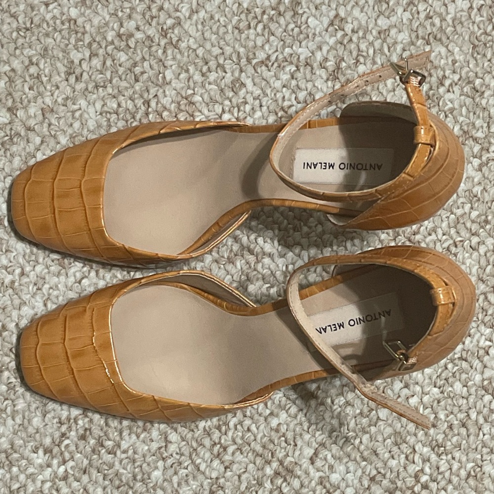 Mustard colored pumps!